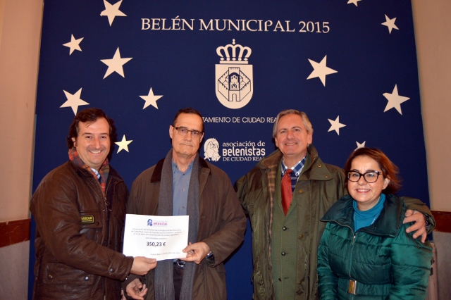 El Ayuntamiento entrega a Cáritas el dinero obtenido por los donativos del Belén Municipal