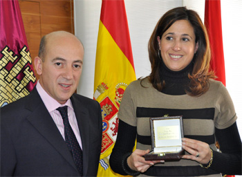 Rosa Romero recibe la medalla