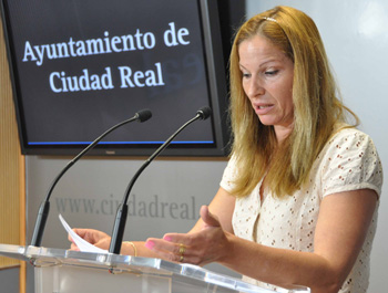 La Concejala de Participación Ciudadana, Frasi López, durante la rueda de prensa