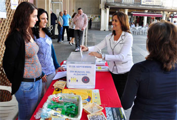 La Alcaldesa participa en la cuestación con motico del Día Mundial del alzheimer