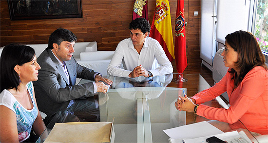 La alcaldesa con el presidente del recientemente creado Club Deportivo Elemental Balonmano Alarcos Ciudad Real