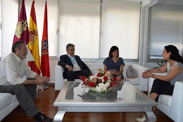La alcaldesa reunido con presidente de Unicef Comité CLM