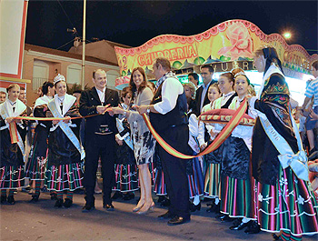 La alcaldesa, el concejal de Festejos, el Pandorgo y las Damas y Reinas inaugurando la Feria